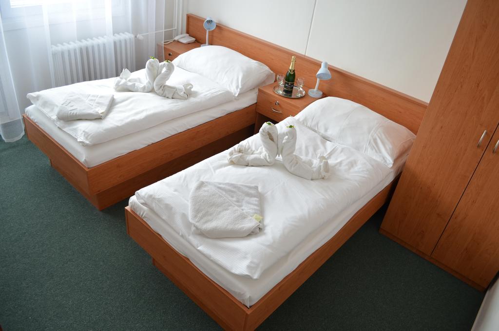 פארדוביצה Hotel Arnost Garni חדר תמונה