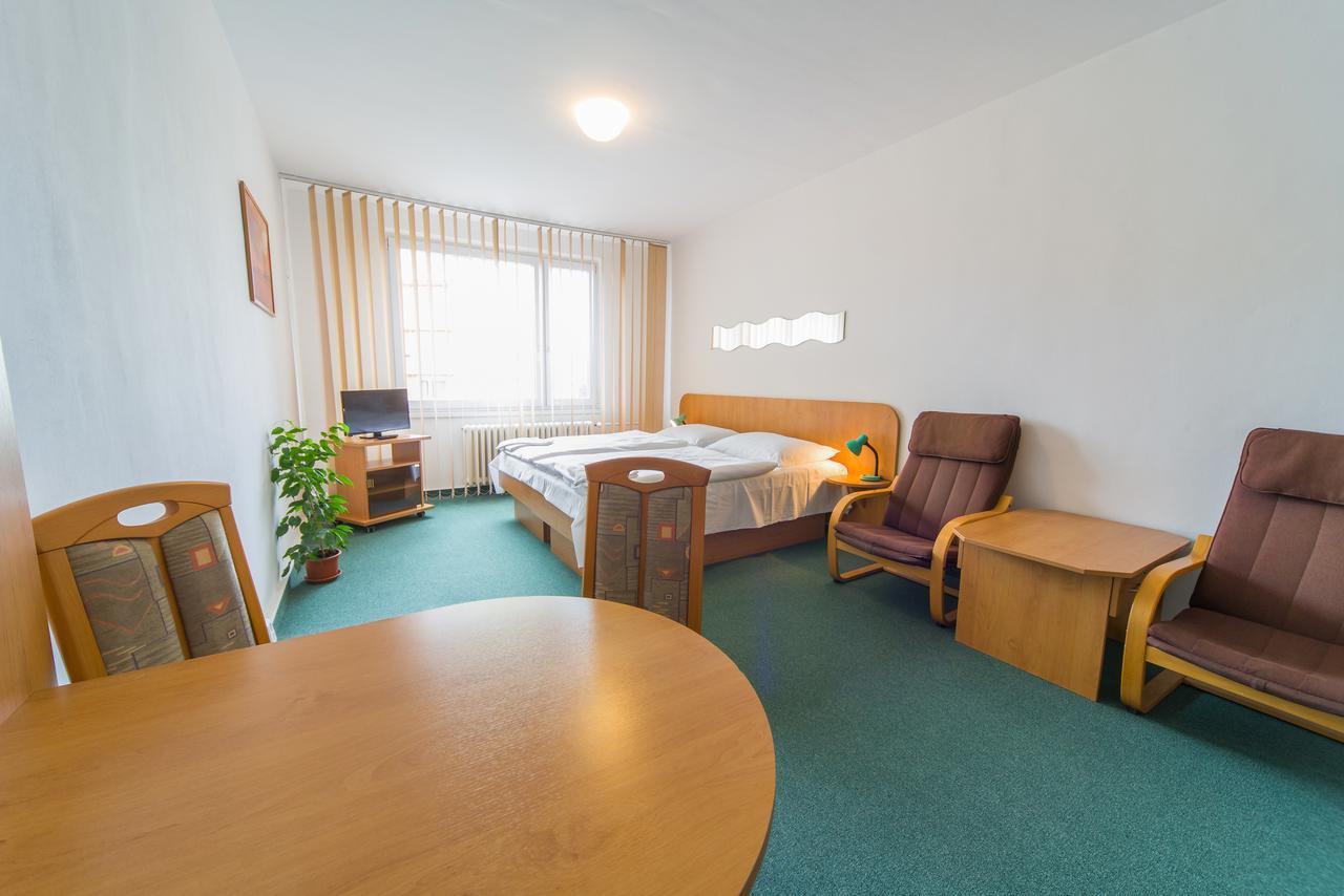פארדוביצה Hotel Arnost Garni מראה חיצוני תמונה