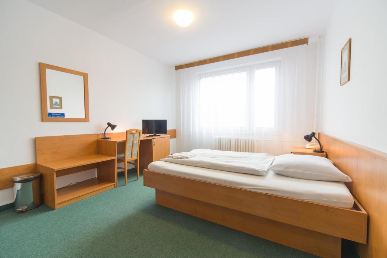 פארדוביצה Hotel Arnost Garni מראה חיצוני תמונה