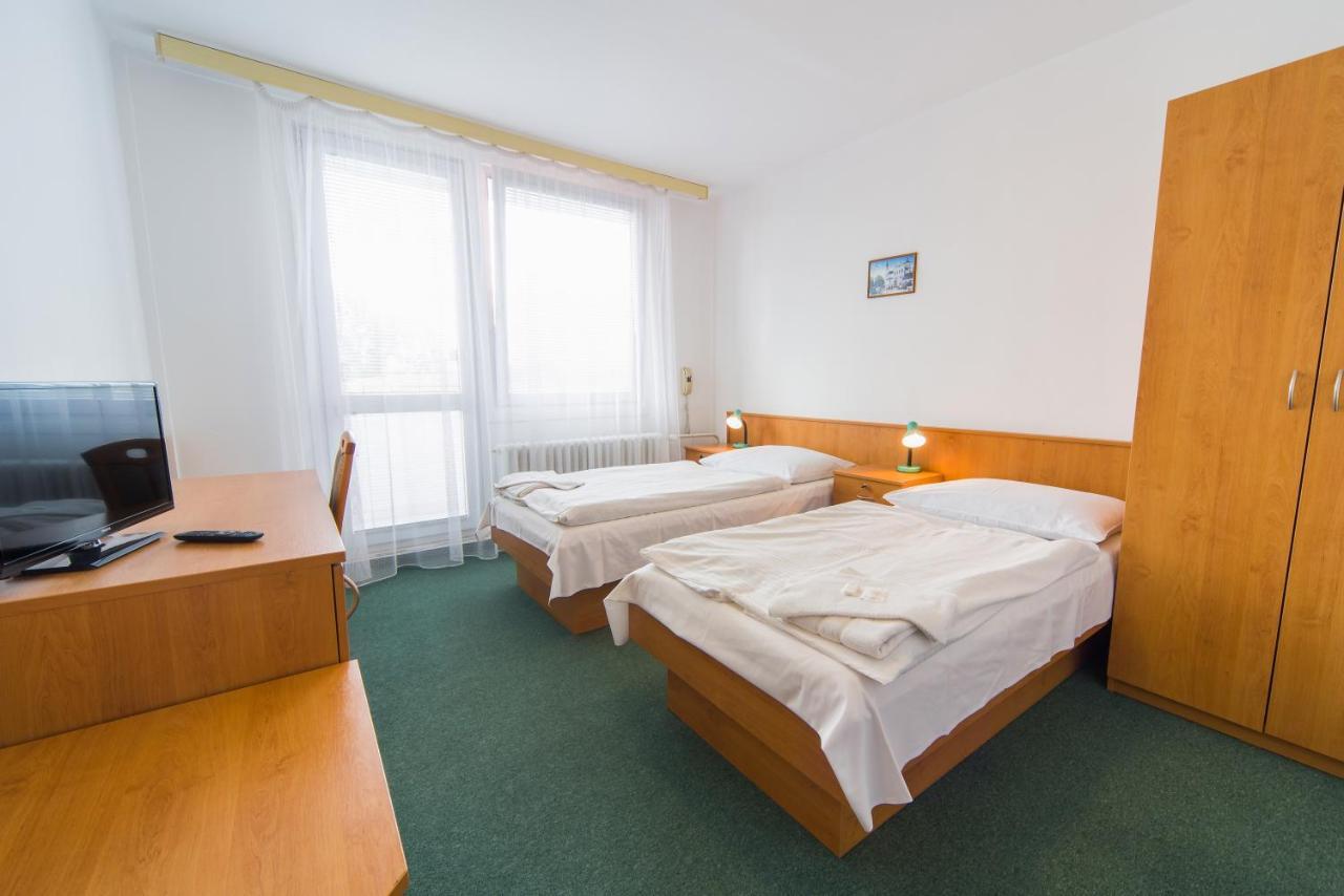 פארדוביצה Hotel Arnost Garni מראה חיצוני תמונה