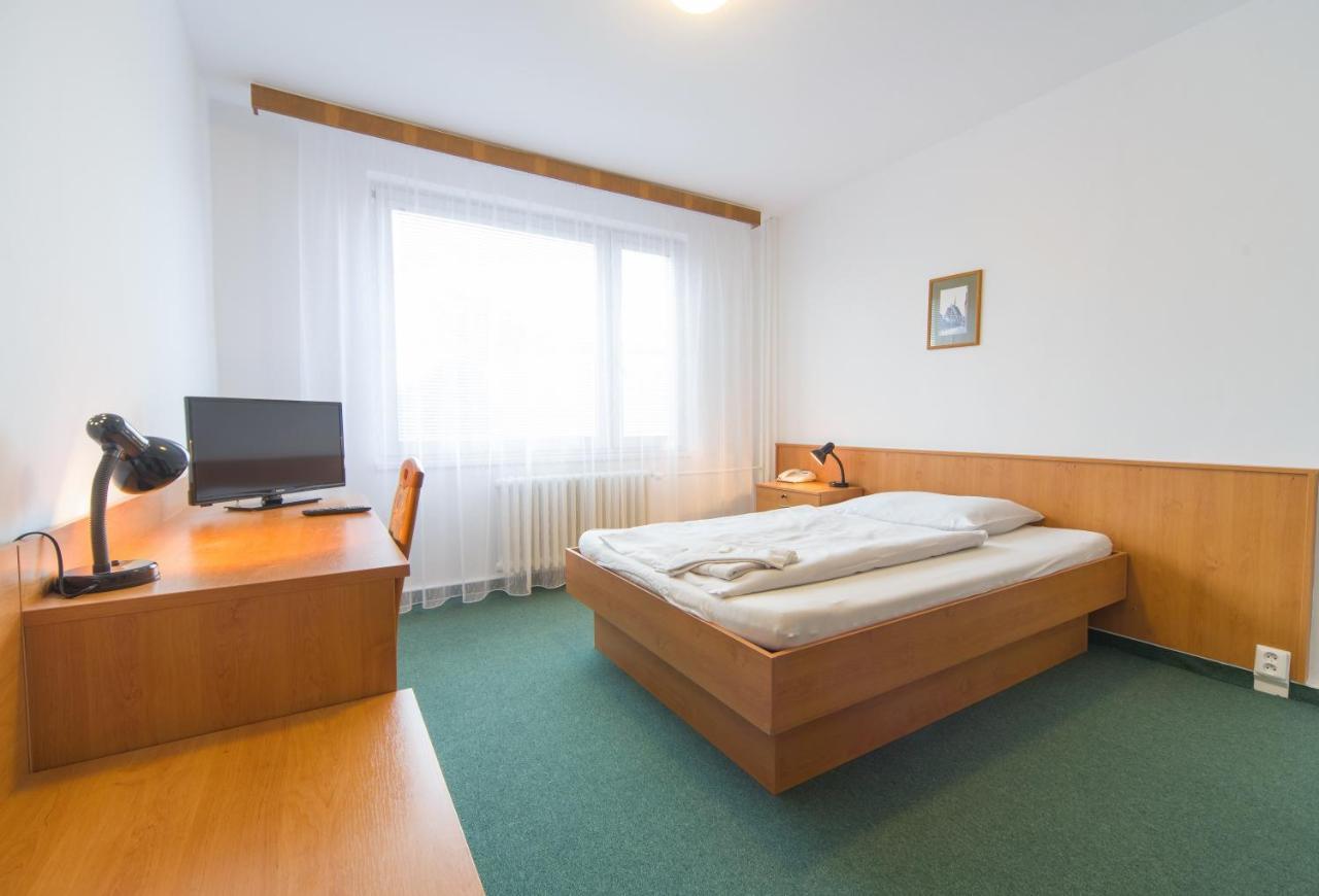 פארדוביצה Hotel Arnost Garni מראה חיצוני תמונה