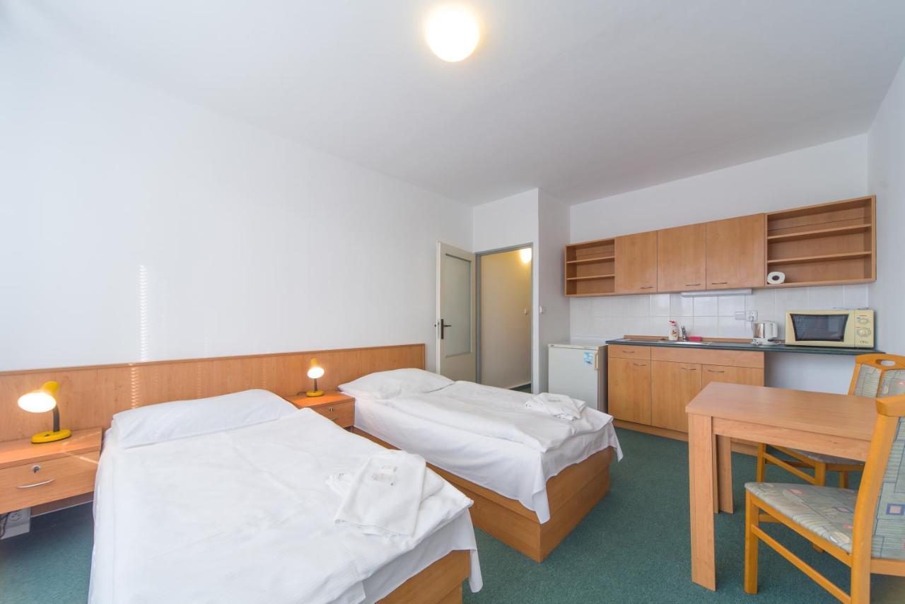 פארדוביצה Hotel Arnost Garni מראה חיצוני תמונה